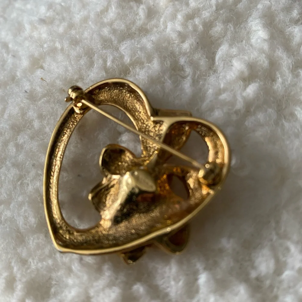 Elegant Gold Heart Brooch with Red Gem‎